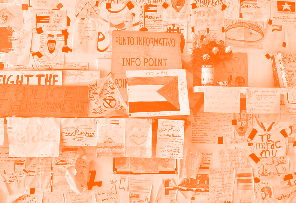 Un mur couvert d'affiches et de dessins à la main